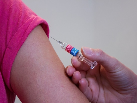 Украинцы заперли врачей в прививочном пункте и потребовали вакцинации