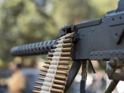 В российском городе заметили мужчину с автоматом