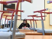 Родители вышли к мэрии российского города из-за дистанционного обучения в школах