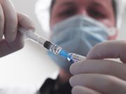 Власти Петербурга утвердили постановление об обязательной вакцинации пожилых