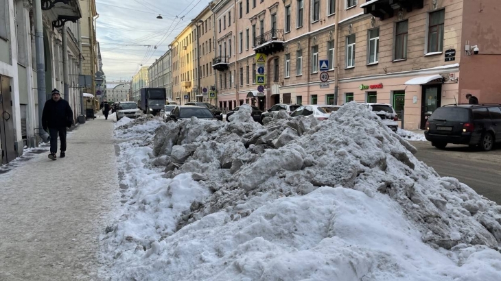 Вместо уборки улиц власти Петербурга посоветовали горожанам «быть осторожными» в гололед