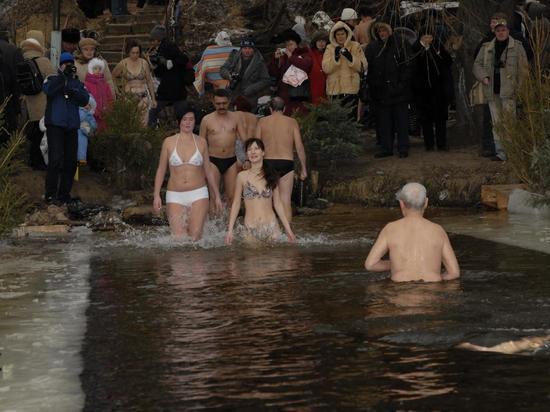 Недавно вакцинировавшимся россиянам рекомендовали воздержаться от купания в Крещение