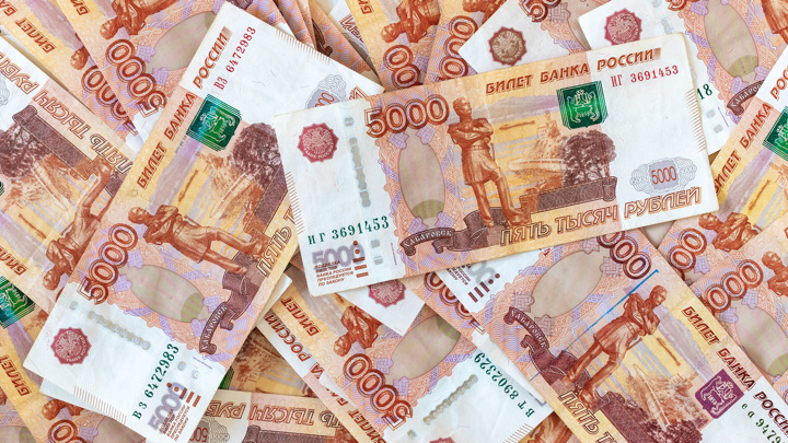 Курс рубля на Мосбирже снижается