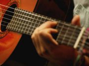 Самые популярные песни под гитару: где найти аккорды и текст?