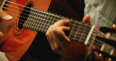 Самые популярные песни под гитару: где найти аккорды и текст?