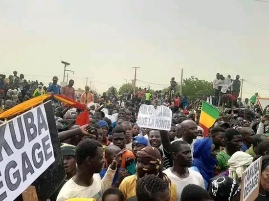 В Мали сотни мирных жителей вышли на акцию протеста против присутствия иностранных войск