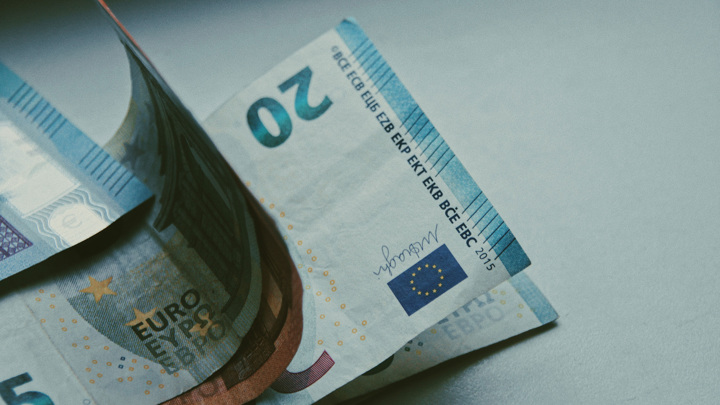 Курс евро на Мосбирже упал в 2014 год
