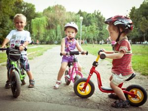 Детский транспорт: что выбрать велосипед, самокат или беговел?