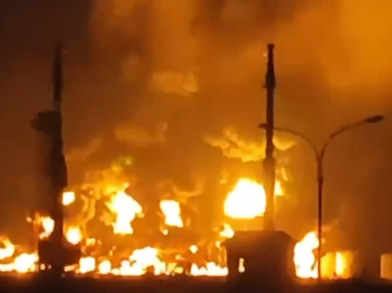 Губернатор Развожаев: В Севастополе из-за попадания беспилотника загорелся резервуар с топливом