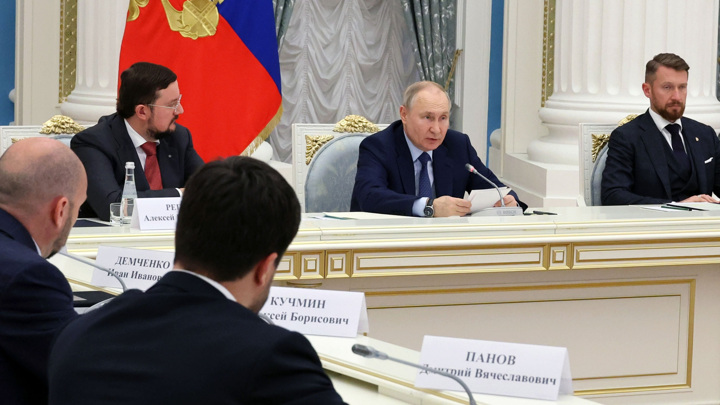 Путин признался, что показатели в экономике удивляют даже его