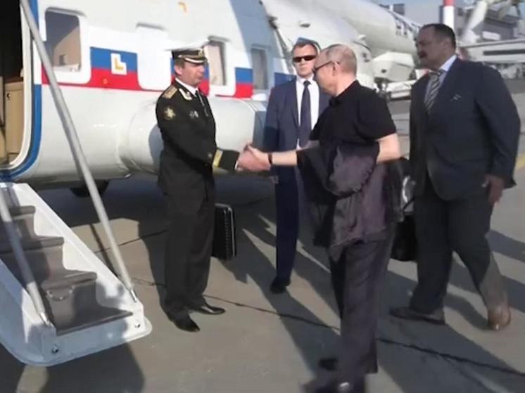 Путин поправил форму морскому офицеру с "черным чемоданчиком"