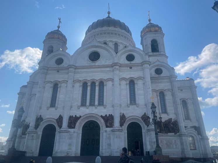 В Храме Христа Спасителя началась литургия с участие рублевской «Троицы»