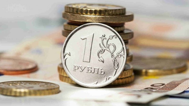 Валютный поплавок: курс евро и доллара вернулся на полтора года назад