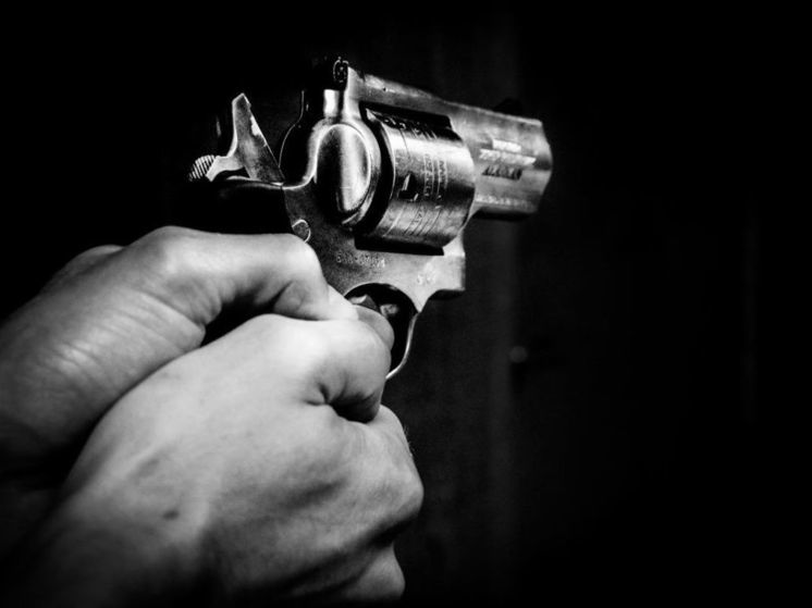 SHOT: в московской поликлинике мужчина угрожает пистолетом врачам и пациентам