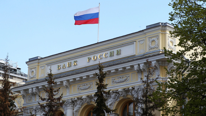 ЦБ продлил ограничения на снятие наличной валюты