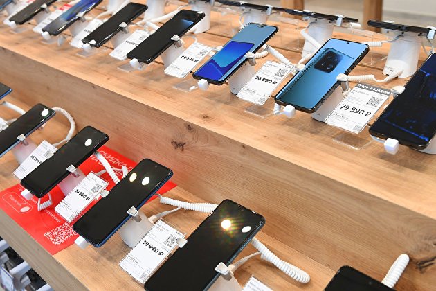 Минцифры планирует договориться с производителями смартфонов о RuStore