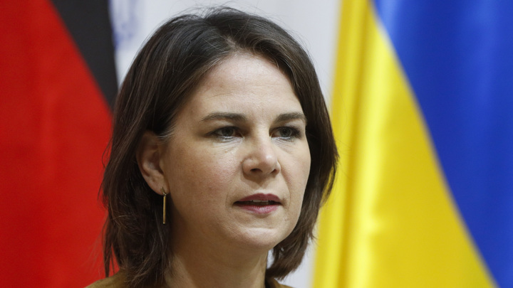 Бербок пообещала нарастить поддержку Киева, но не сейчас