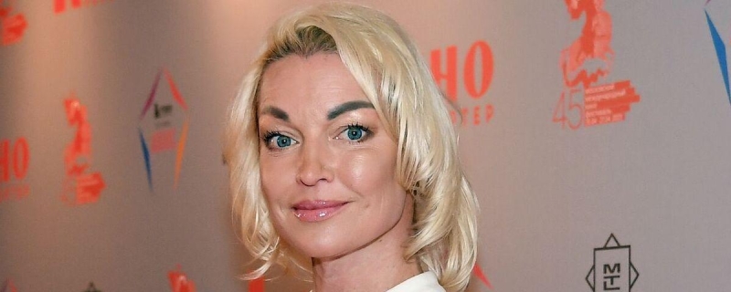 Балерина Волочкова попросила поклонников, желающих с ней сфотографироваться, похудеть