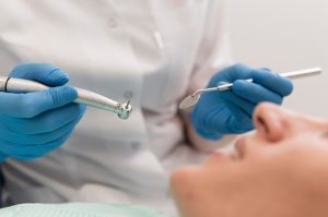 Срок службы зубных имплантатов и как их продлить