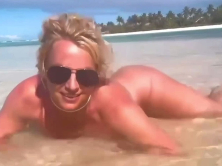Абсолютно голая Бритни Спирс показала "булькающее" видео на море