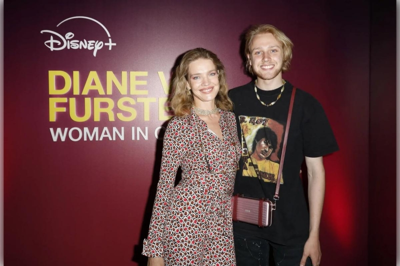 Наталья Водянова пришла на премьеру фильма вместе с 22-летним сыном Лукасом