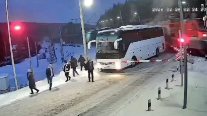 СК заинтересовался инцидентом на ж/д переезде в Иркутской области - Новости на Вести.ru