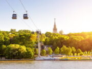 Путешествие на теплоходе по Москве-реке от Воробьёвых гор — это уникальная возможность познакомиться с городом с необычного ракурса.