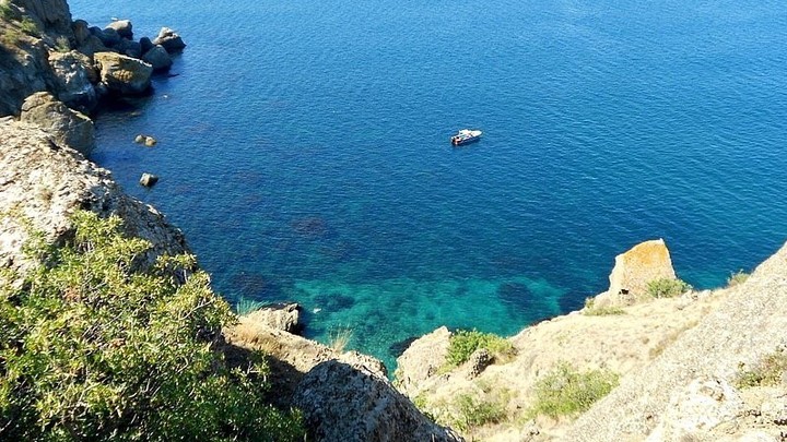 Катер с шестью пассажирами на борту перевернулся в море у берегов Крыма - Новости на Вести.ru