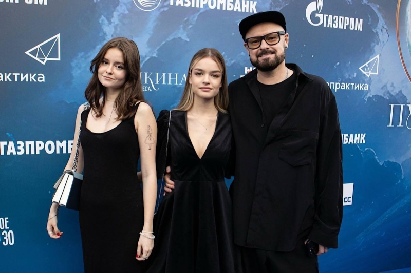 Марк Горобец впервые показал 18-летнюю жену и 19-летнюю дочь на светском мероприятии