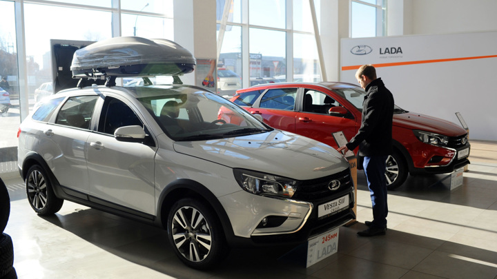 Минпромторг: продажи новых авто в РФ за четыре месяца снизились на 27% - Новости на Вести.ru
