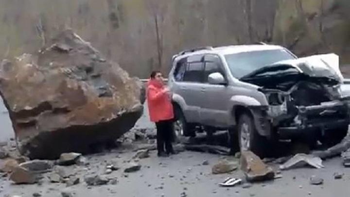 На перевале в Приморье огромные валуны обрушились на машины - Новости на Вести.ru