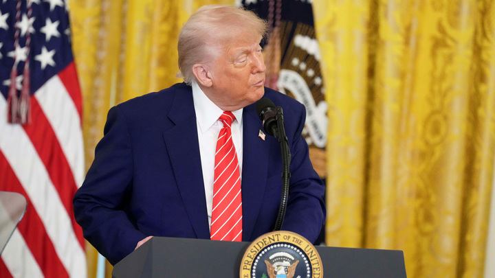 Трамп отчитал репортера за вопрос про подаренный Катаром самолет - Новости на Вести.ru