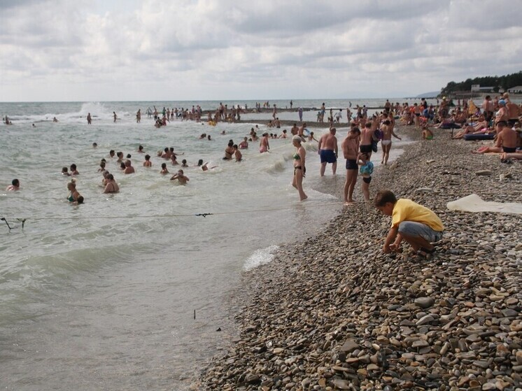 В Роспотребнадзоре рассказали, можно ли купаться на крымских пляжах
