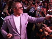 61-летний Брэд Питт поразил поклонников молодостью и розовым костюмом