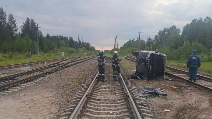 Поезд снес внедорожник на переезде в Коми - Новости на Вести.ru