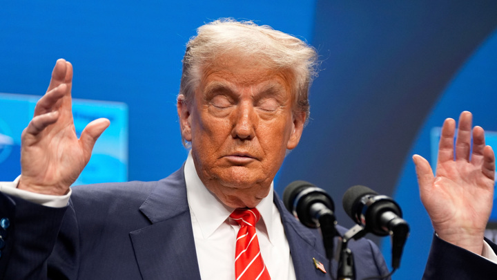 Трамп назвал главу ФРС США тупым за отказ снижать процентную ставку в стране - Новости на Вести.ru