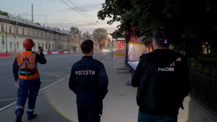 Ребенка ударило током на автобусной остановке в Петербурге - Новости на Вести.ru
