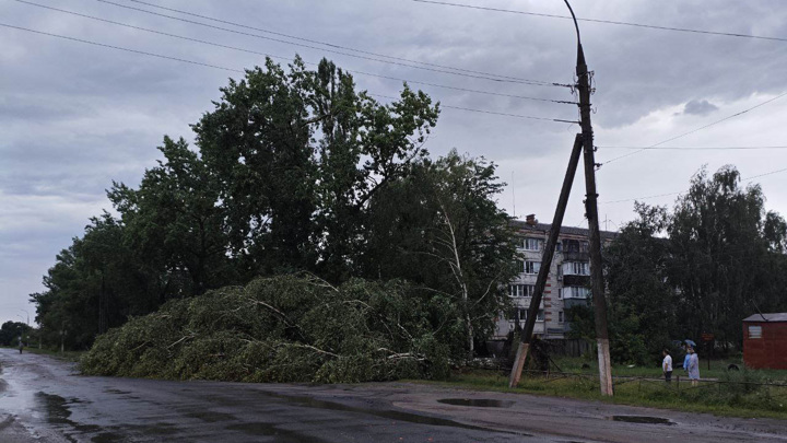 Ураган оставил Льгов без электричества, повреждены жилые дома - Новости на Вести.ru