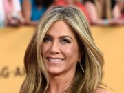 Дженнифер Энистон перестала скрывать роман с Джимом Кертисом