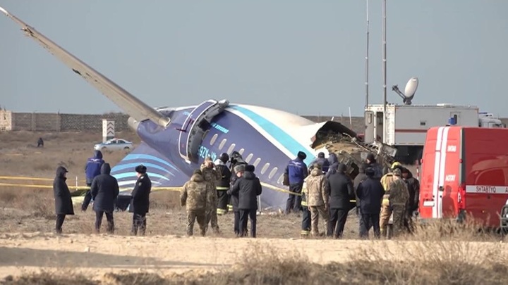Казахстан анонсировал подготовку окончательного отчета о крушении самолета AZAL - Новости на Вести.ru