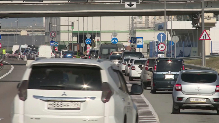 В очередях к Крымскому мосту ждут проезда две тысячи машин - Новости на Вести.ru