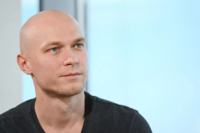 Актер Юрий Борисов приостановил съемки из-за смерти отца