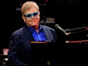 Певец Элтон Джон шокировал родню жуткими подарками