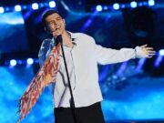 Певец Акмаль отказался брать подарок от зрителя из-за цвета упаковки