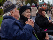 Прожил 100 лет — в подарок плед: пенсионные баллы россиянам предложили копить с детства
