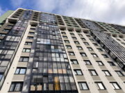 Сообщили о критическом состоянии девочки, выброшенной отцом из окна