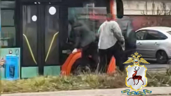 В Нижнем Новгороде задержан мужчина, бросавшийся с ножом на автобус - Новости на Вести.ru