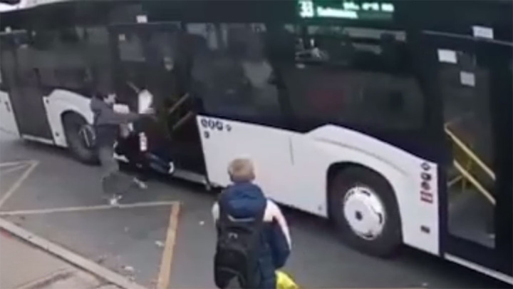 В Омске водитель автобуса протащил 5-летнего ребенка по дороге - Новости на Вести.ru
