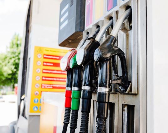 Анализ рынка труда в сфере обслуживания: роль и перспективы профессии оператора АЗС в 2025 году