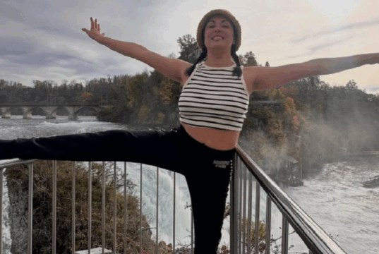 Анна Нетребко продемонстрировала свою стройную фигуру во время прогулки в Швейцарии